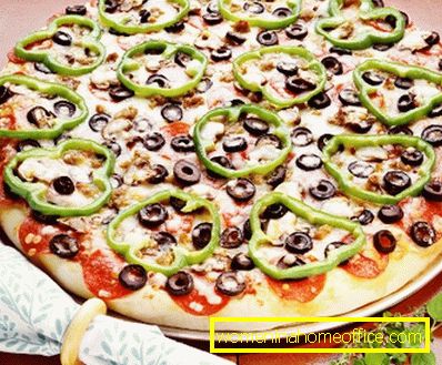 Poštová pizza so šampiňónmi a olivami
