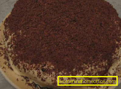 Vrchol zdobí koláč s kakaovým práškom alebo strúhanou čokoládou
